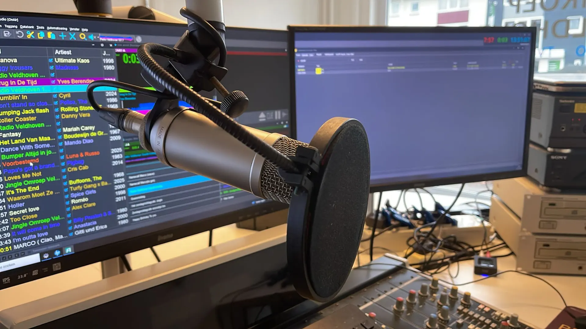 radio studio van een lokale omroep